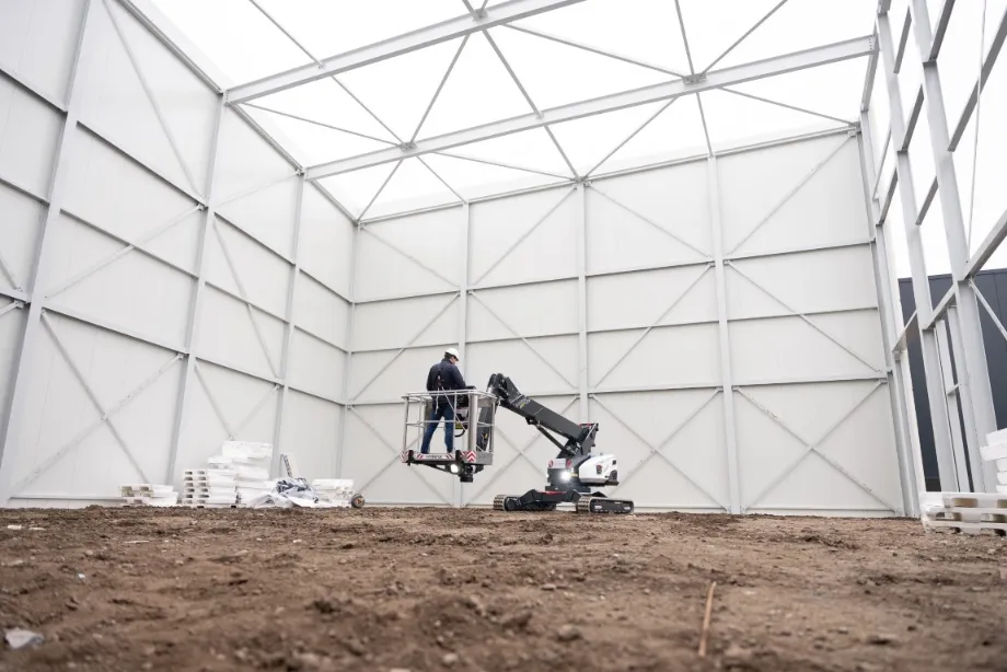 Hyrax - machine in uitvoering bij hal in aanbouw
