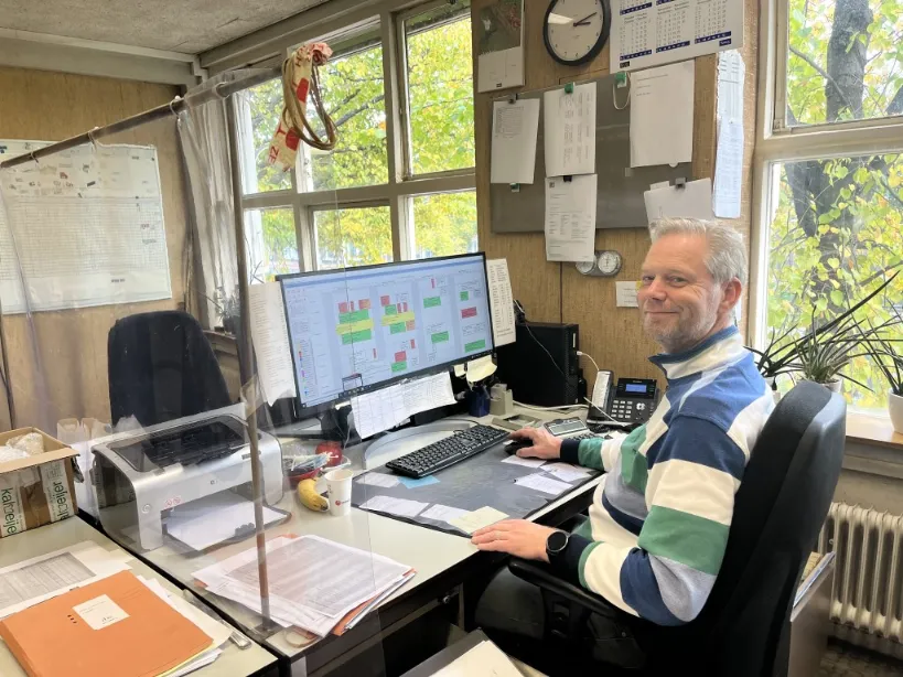 Kalmeijer - Blije Medewerker Kantoor aan het werk