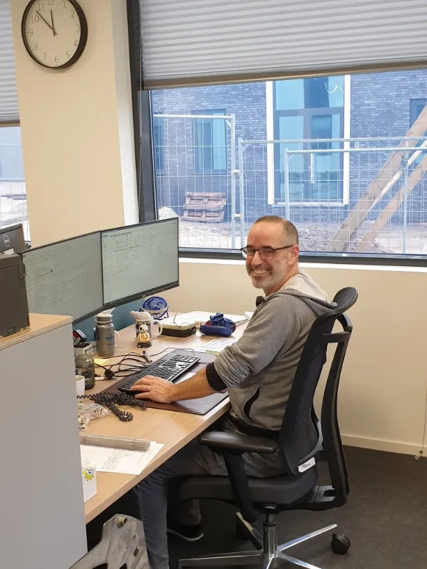 Numafa Vrolijke medewerker kantoor