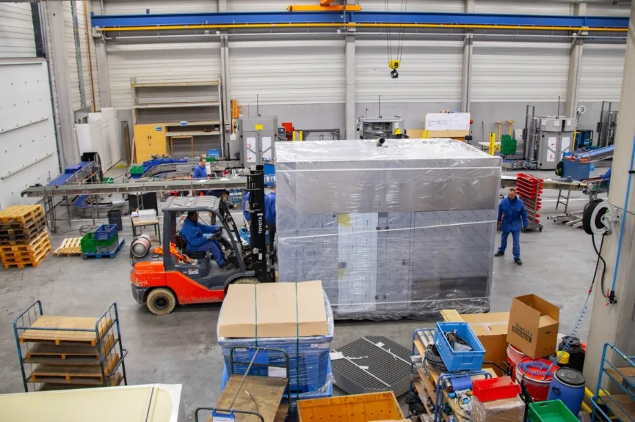 Numafa met vorkheftruck door fabriek