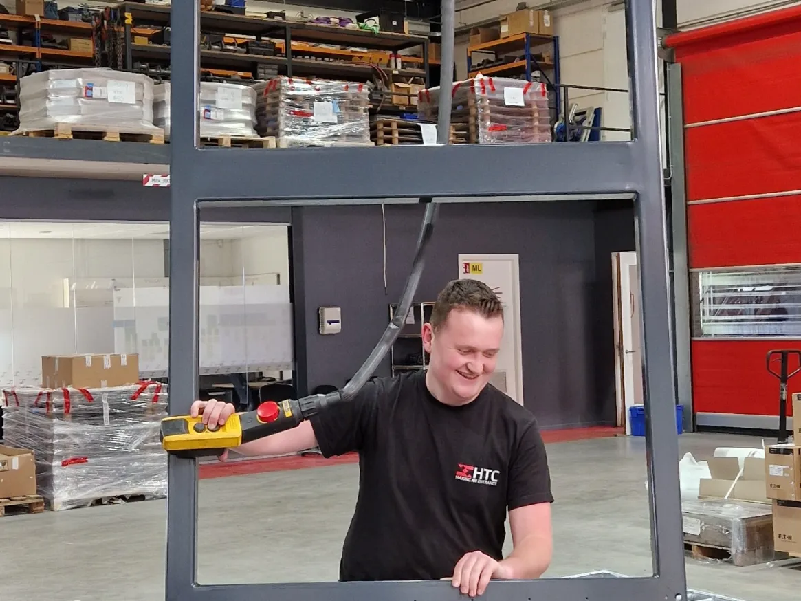 HTC blije medewerker in fabriek l