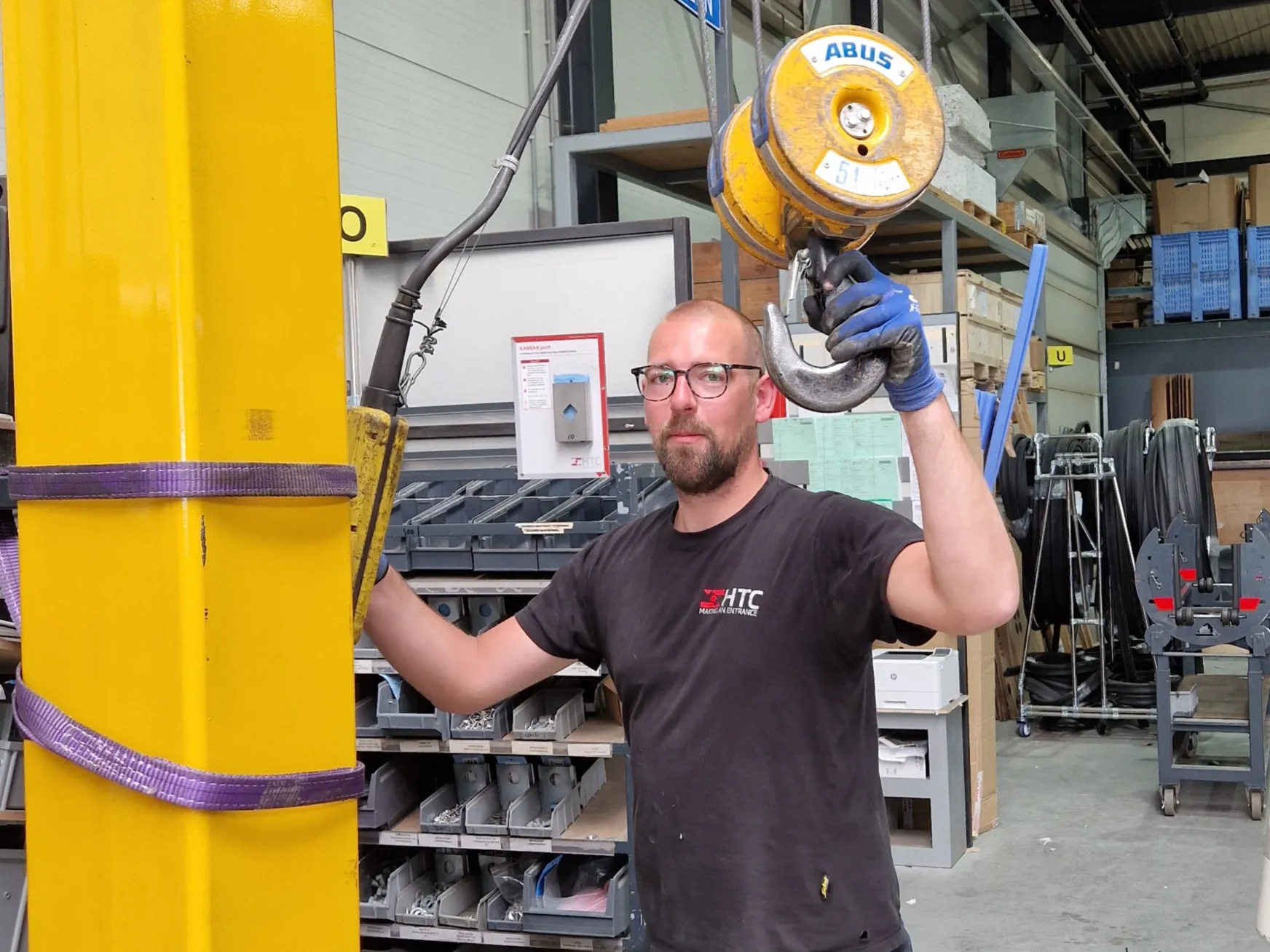 HTC medewerker met takel in fabriek l