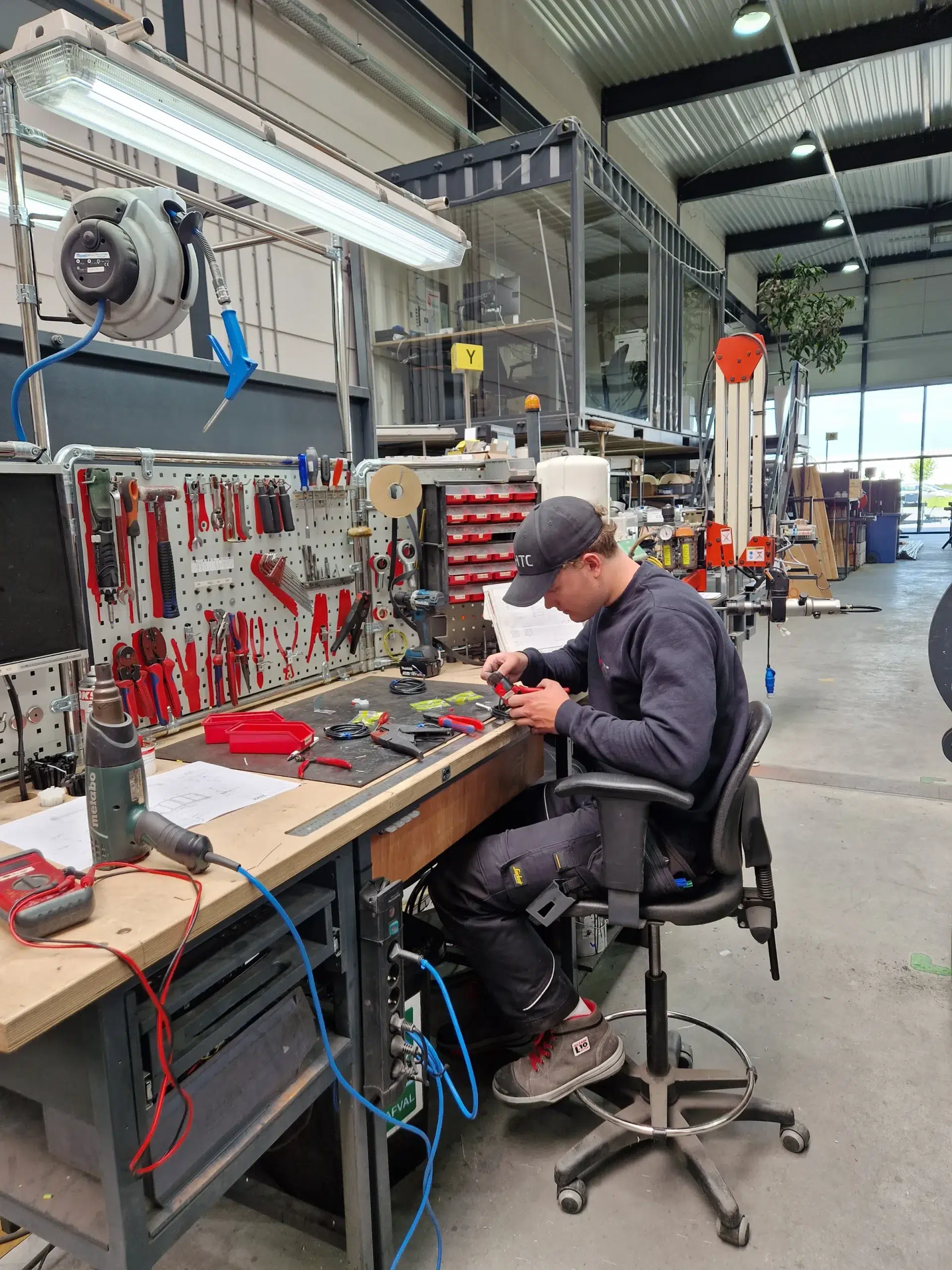 HTC montagemedewerker fabriek p