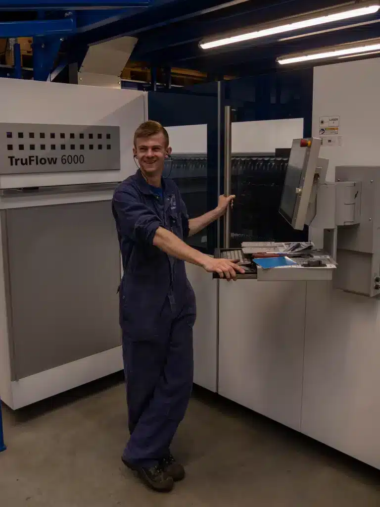 Schilt blije medewerker bij cnc machine