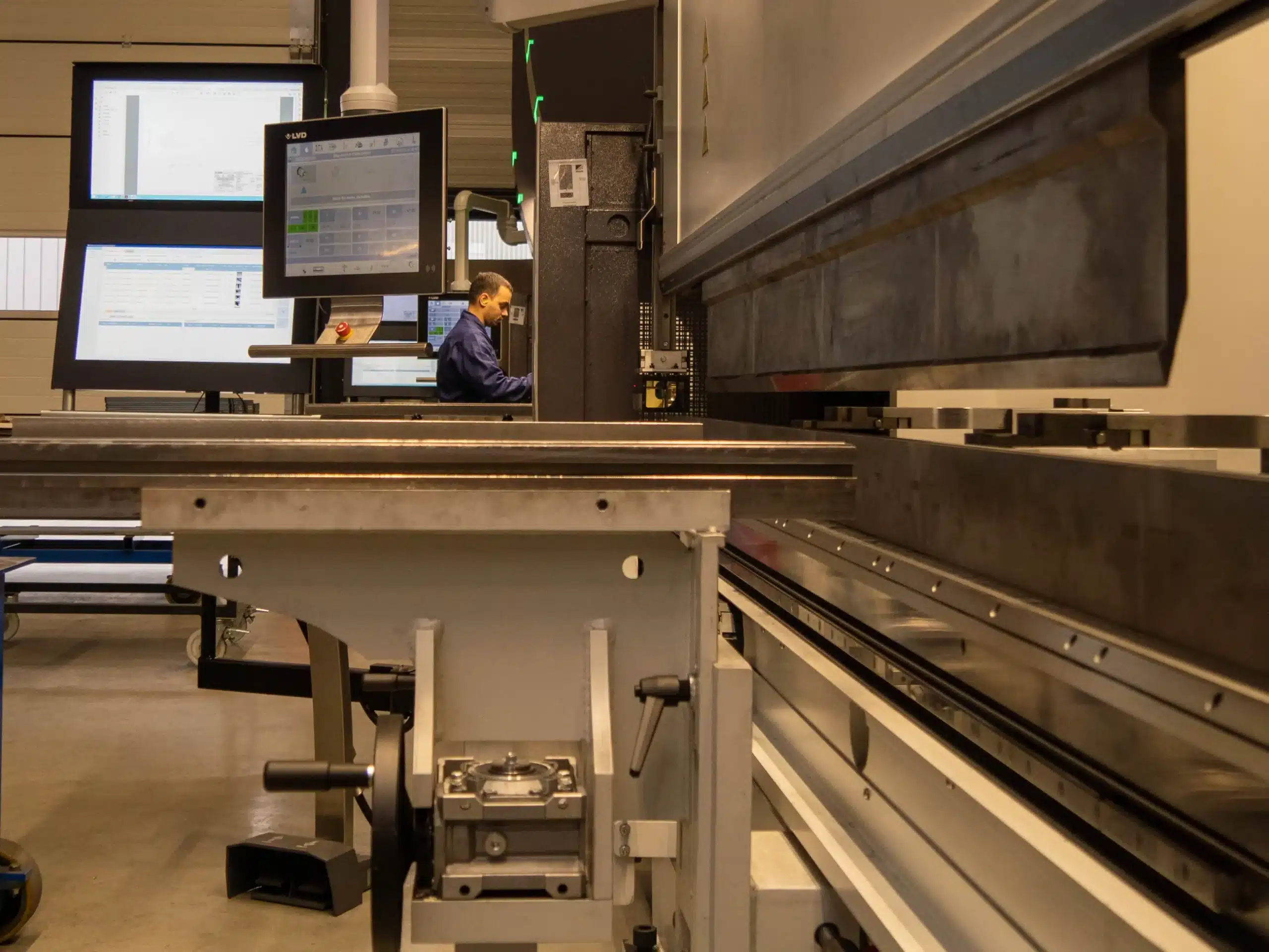 Schilt medewerker aan werk bij machine