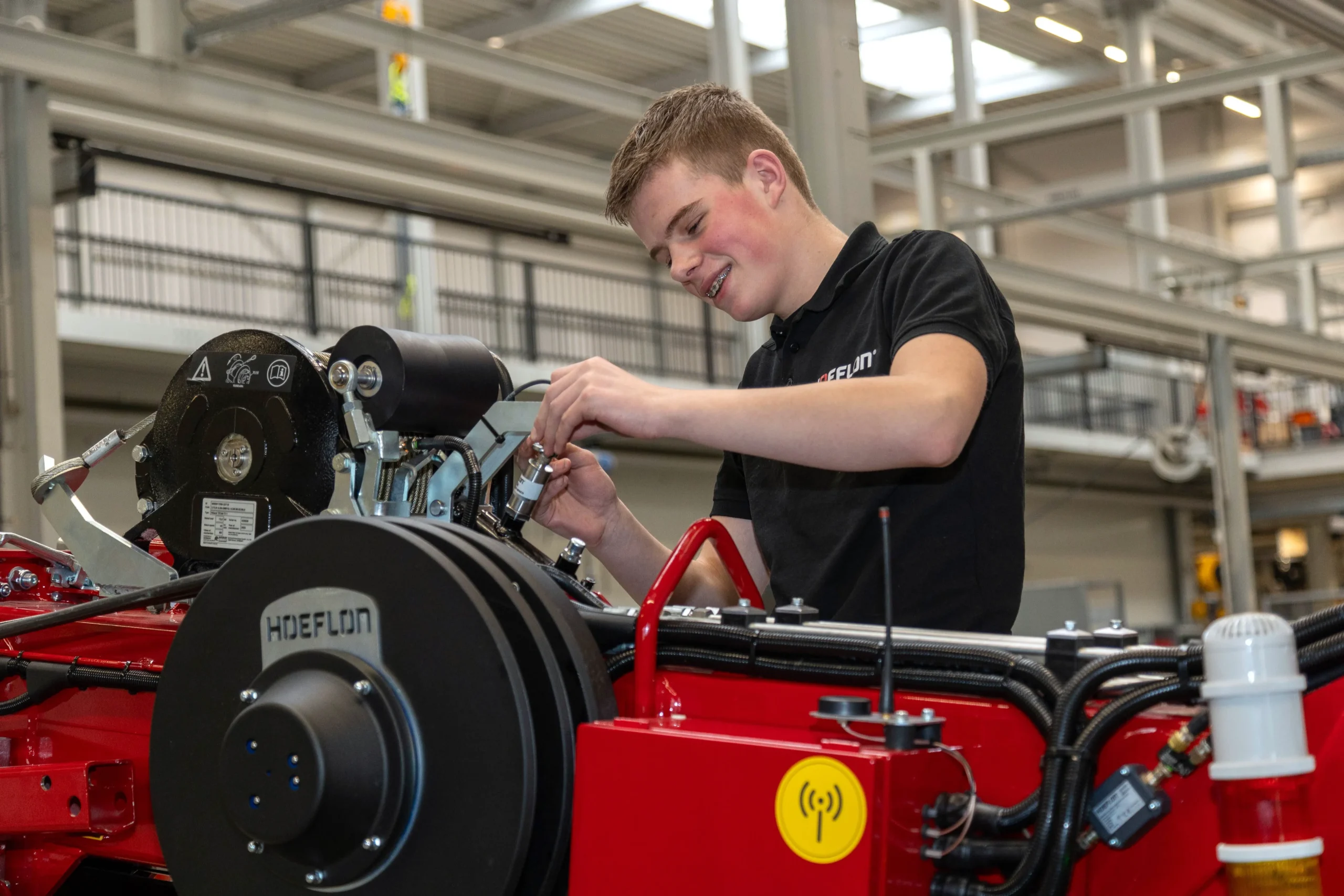 Hoeflon blije jonge medewerker