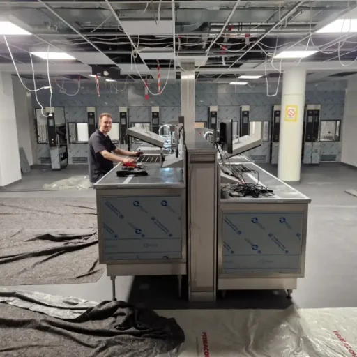 Blije medewerker van Nidsa EU op de werkplaats