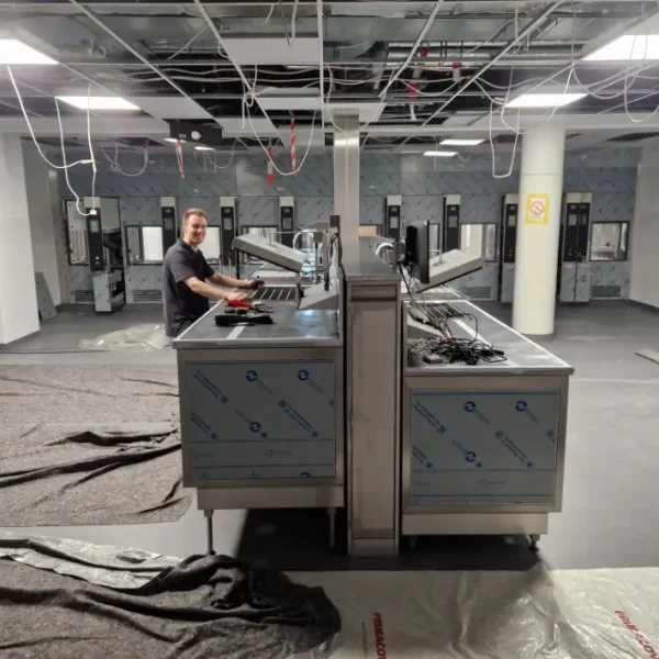 Blije medewerker van Nidsa EU op de werkplaats