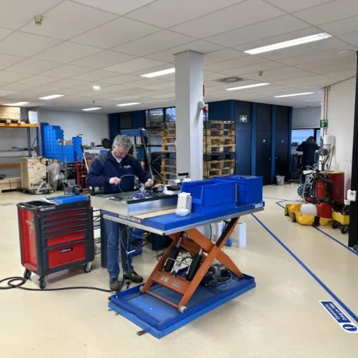 Fontijne medewerker assemblage