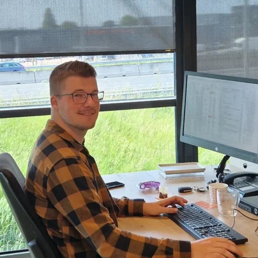 HTC Kantoor medewerker met bril l