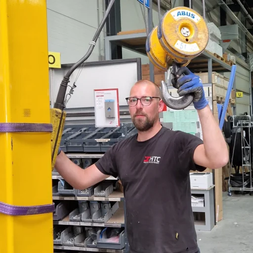 HTC medewerker met takel in fabriek l