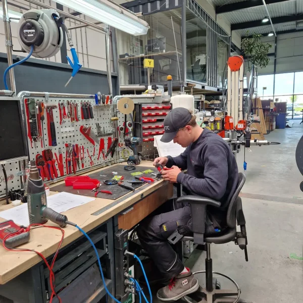 HTC montagemedewerker fabriek p