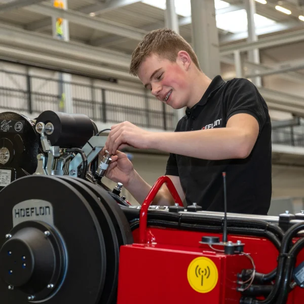 Hoeflon blije jonge medewerker