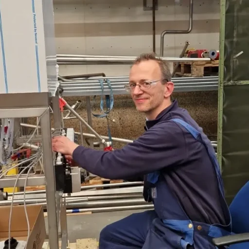 Lekkerkerker Montage medewerker met plezier aan het werk l