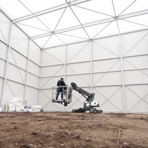 Hyrax - machine in uitvoering bij hal in aanbouw