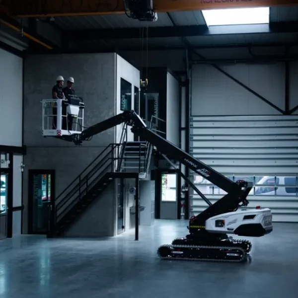 Hyrax - machine in lege fabriekshal