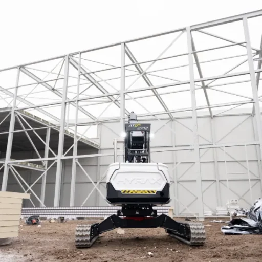 Hyrax - machine in uitvoering bij staalconstructies hal in aanbouw buitenkant