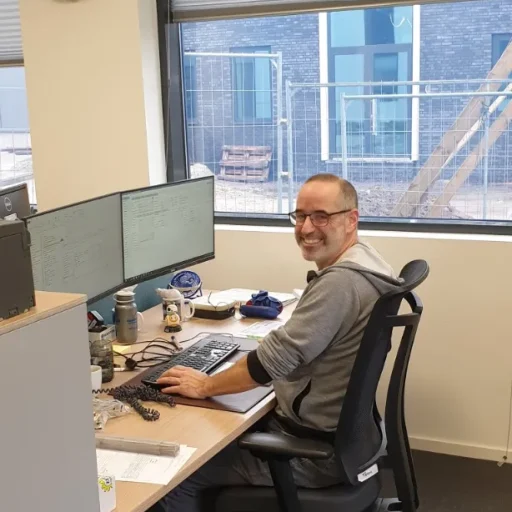 Numafa Vrolijke medewerker kantoor