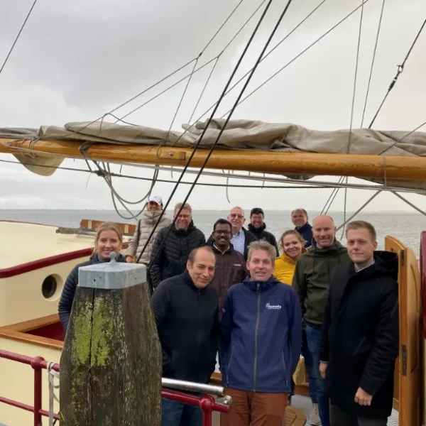 Numafa op stap met elkaaar in zeilboot