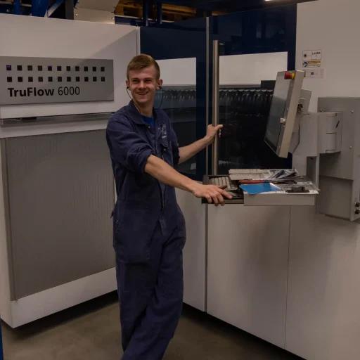 Schilt blije medewerker bij cnc machine