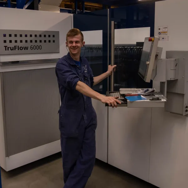 Schilt blije medewerker bij cnc machine