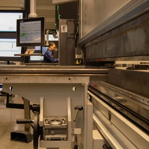 Schilt medewerker aan werk bij machine