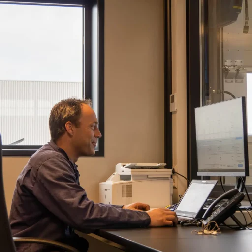 Schilt medewerker achter computer