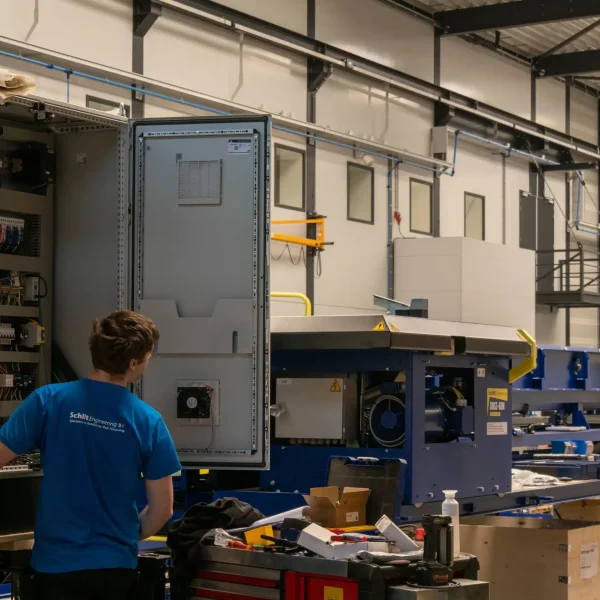 Schilt medewerker installatie besturingskast