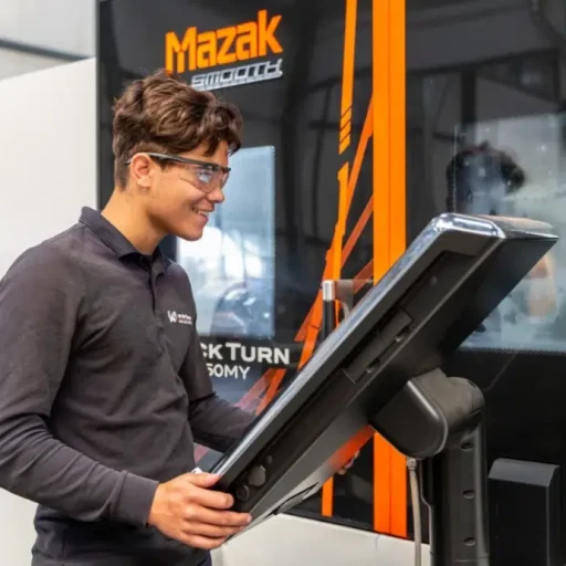 Van Der Giessen werkplaats blije medewerker (Middel)