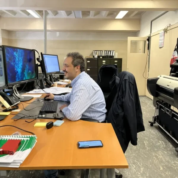 Kalmeijer - Lachende Constructeur Kantoor aan het werk